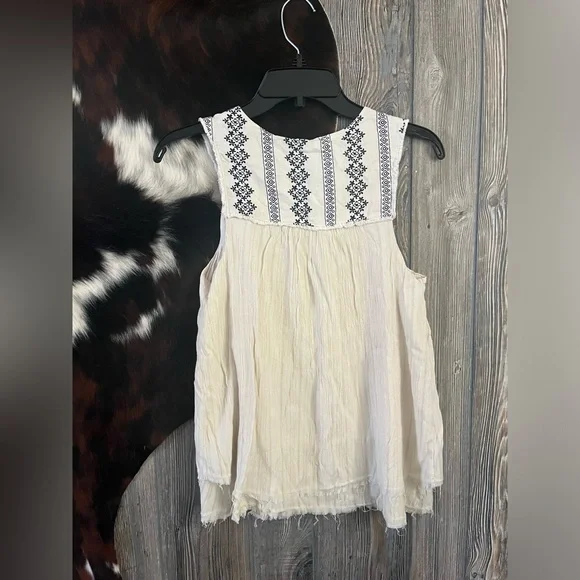 Knox Rose size small white with blue embroidery detail tank top - Picture 4 of 5